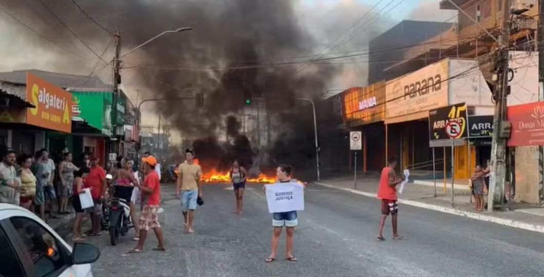 Moradores de comunidade fazem protesto contra violência policial, em João Pessoa 