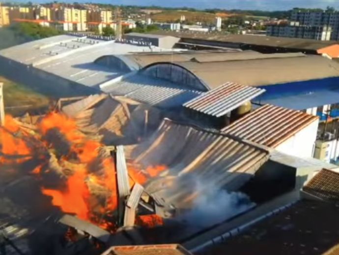 Fábrica de colchões é atingida por incêndio em Olinda