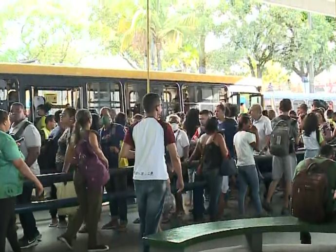 Rodoviários realizam ato na garagem do Grande Recife nesta terça (19) 