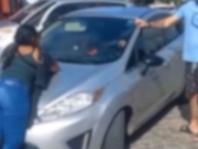 Mulher sobe em cima de capô de carro em transo e causa congestionamento em Maceió