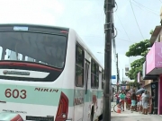 Adolescente morre ao colocar cabeça para fora de ônibus e bater contra um poste