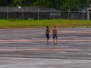 Adolescentes são vistos circulando próxima à pista do Aeroporto do Recife