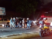 Acidente entre carro e moto deixa feridos na Avenida Leste Oeste