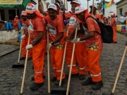 No embalo do frevo, Bloco Vassourão lava ladeiras de Olinda para o início da folia