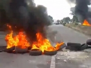 Moradores bloqueiam BR-104 em protesto por falta d’água, em Rio Largo.