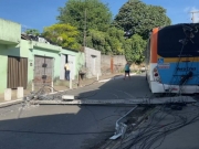 Motorista de ônibus perde controle do veículo, bater em postes e muro de escola em Jaboatão