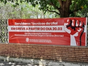 Técnicos administrativos da Universidade Federal de Alagoas entram em greve.