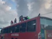 Motoristas de ônibus protestam contra lei que os responsabiliza por surf nos coletivos do Recife