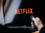 Netflix encerra plano básico e migra usuários para versão com anúncios