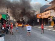 Moradores de comunidade fazem protesto contra violência policial, em João Pessoa 